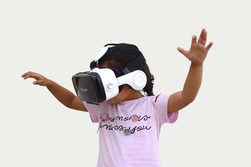En flicka med VR-glasögon på sig